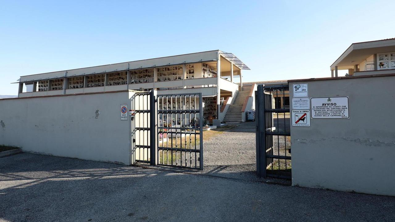 I cimiteri aperti ma con poche messe e benedizioni