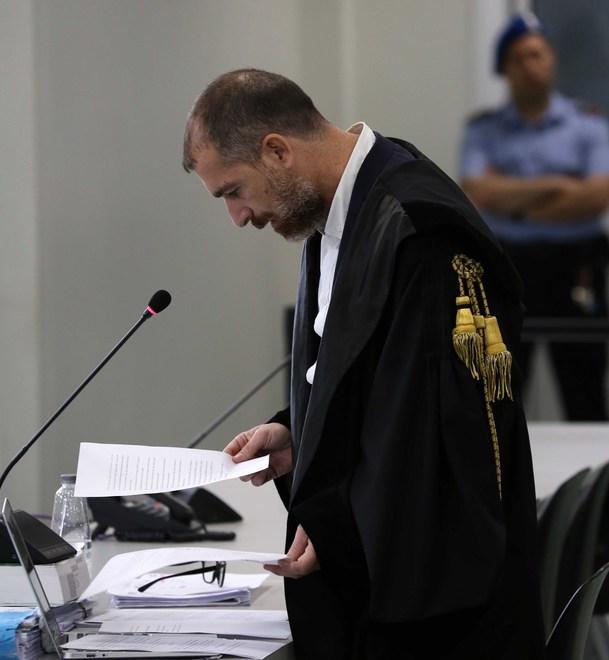 Pistola contro il vicino Poliziotta del carcere finisce a processo 