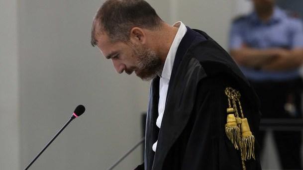 Pistola contro il vicino Poliziotta del carcere finisce a processo
