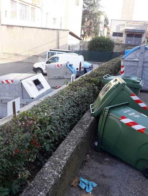 Cassonetti rovesciati È la seconda volta nel giro di pochi giorni