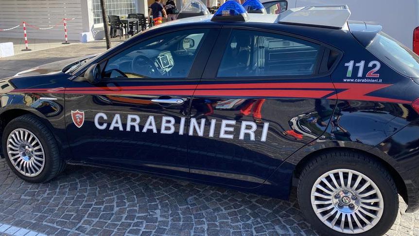 Picchia e offende i carabinieri Arrestata 24enne