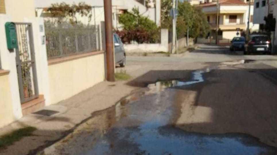 Rete colabrodo, perdita d’acqua in via Bixio