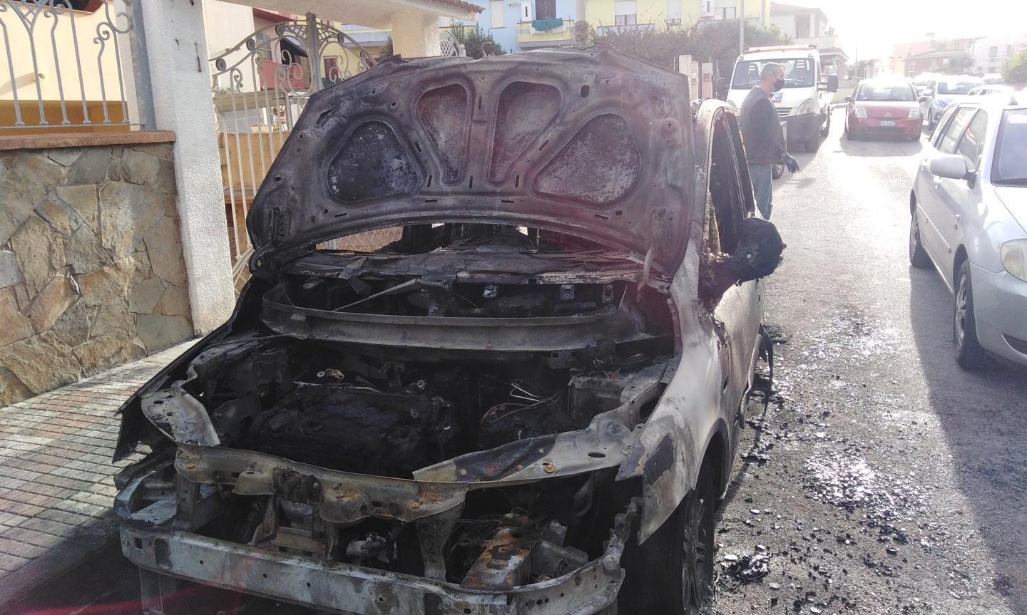 La Multipla di un militare della “Sassari” distrutta dal fuoco