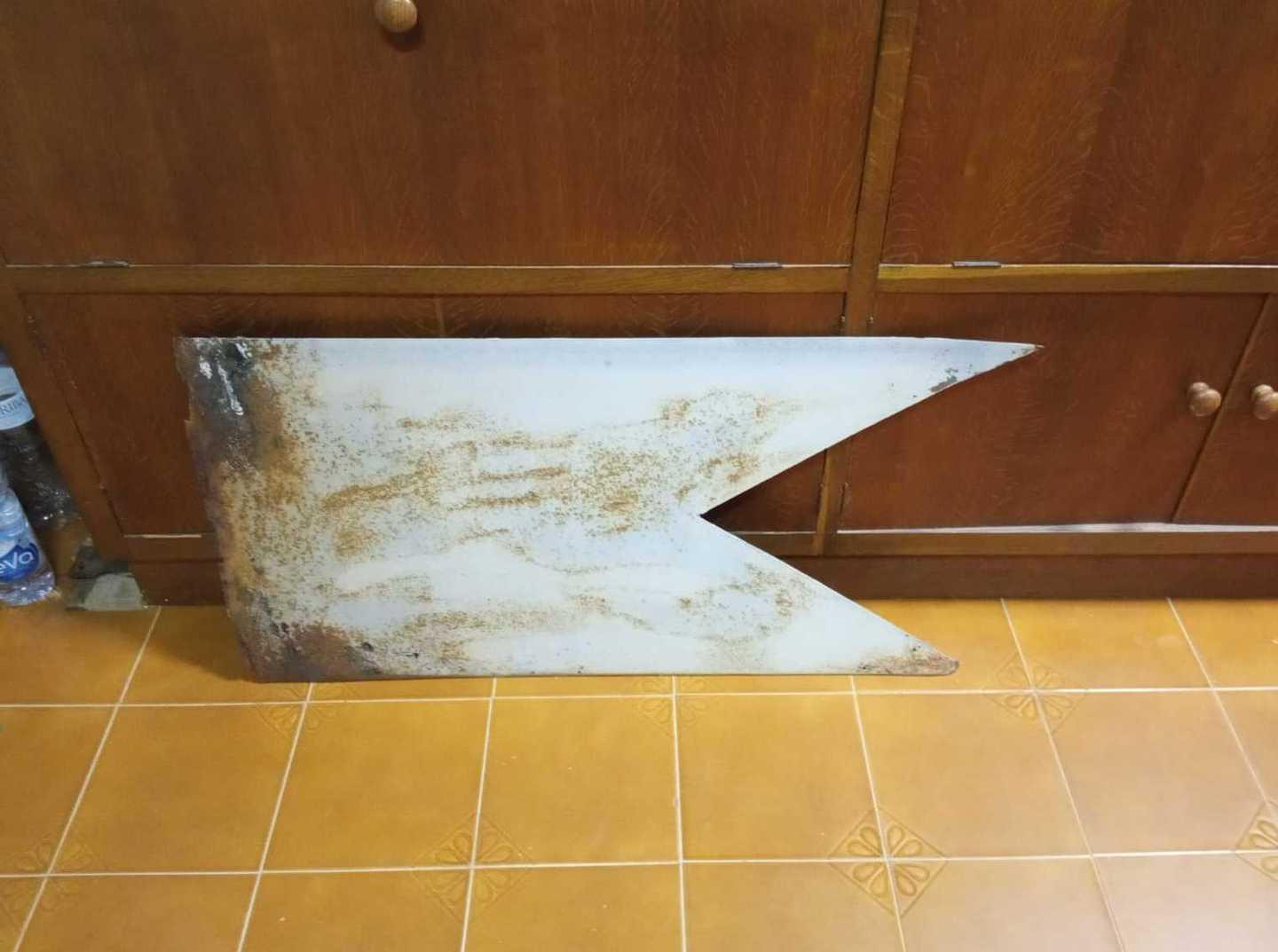 Cade banderuola nella piazza, tragedia sfiorata 