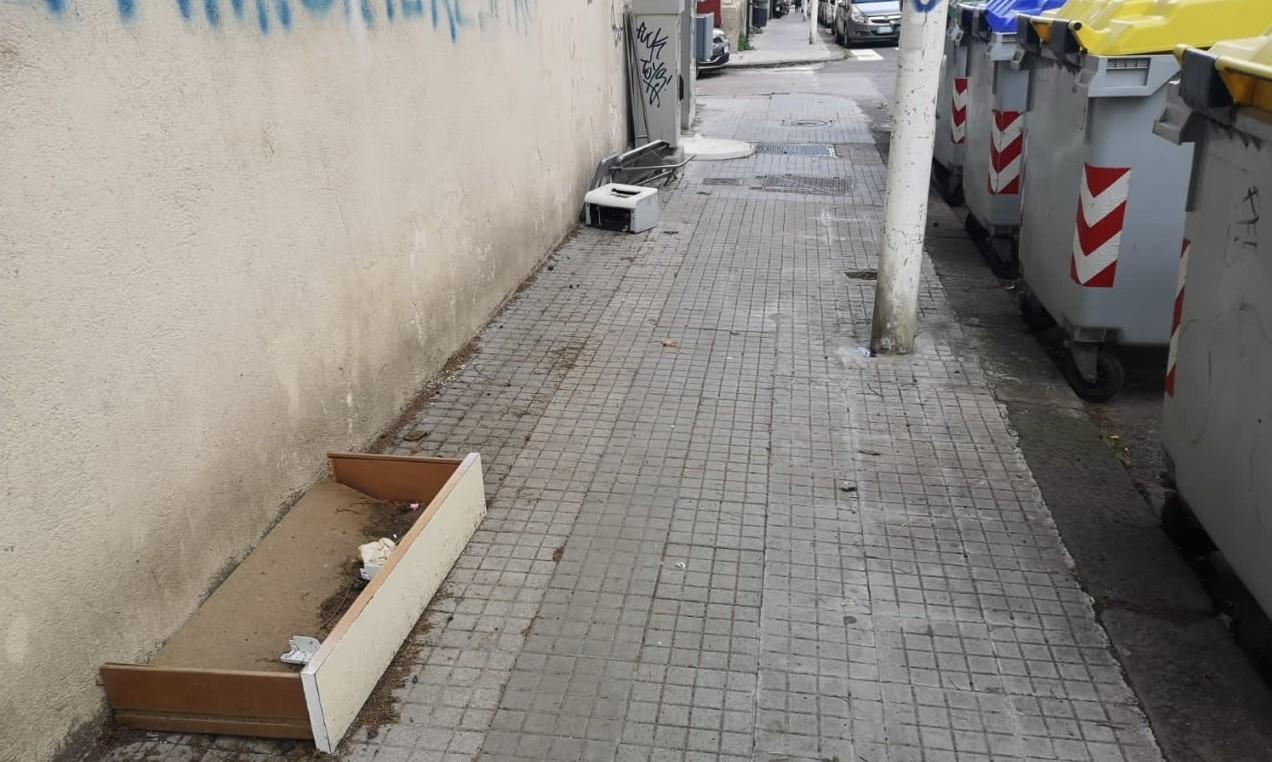 Una discarica accanto ai cassonetti