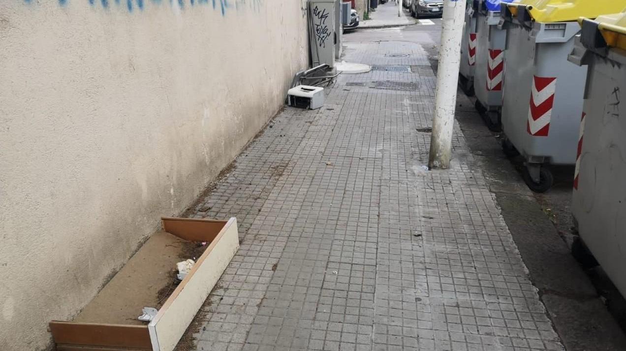 Una discarica accanto ai cassonetti