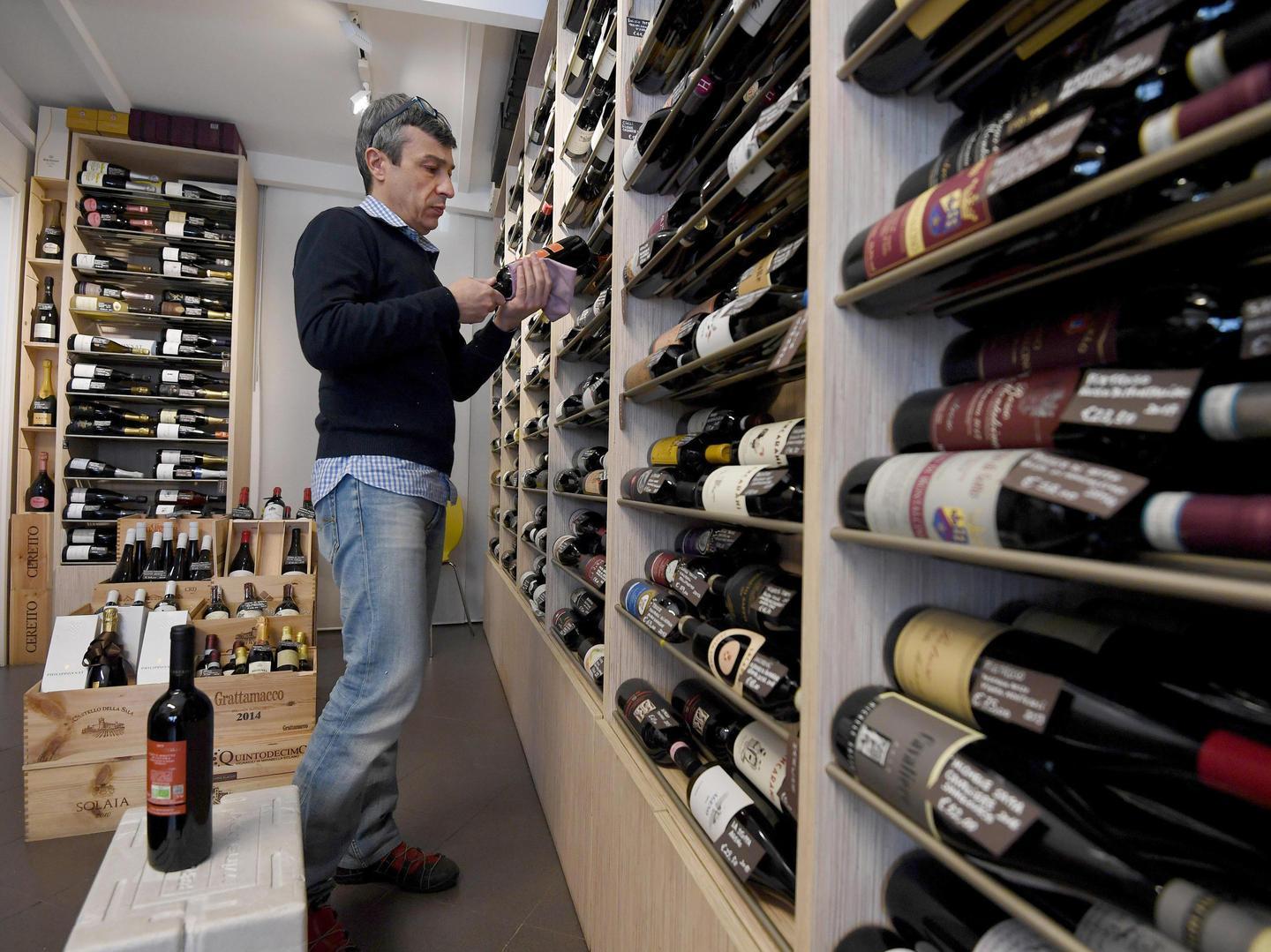 Gli italiani bevono meno vino 