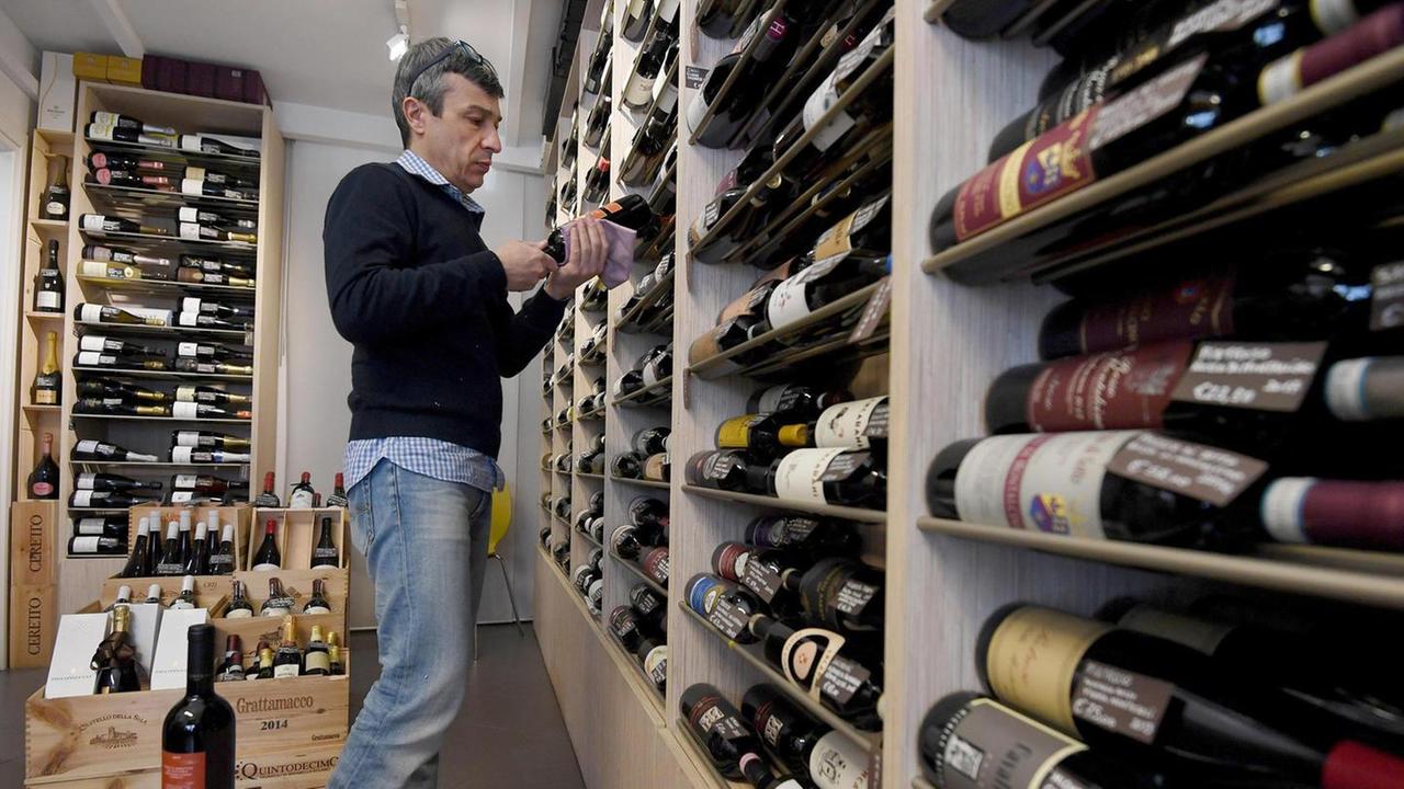 Gli italiani bevono meno vino