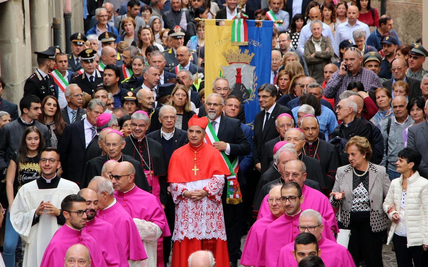 Il vescovo di Ozieri: «Bullismo mediatico contro noi e Becciu» 