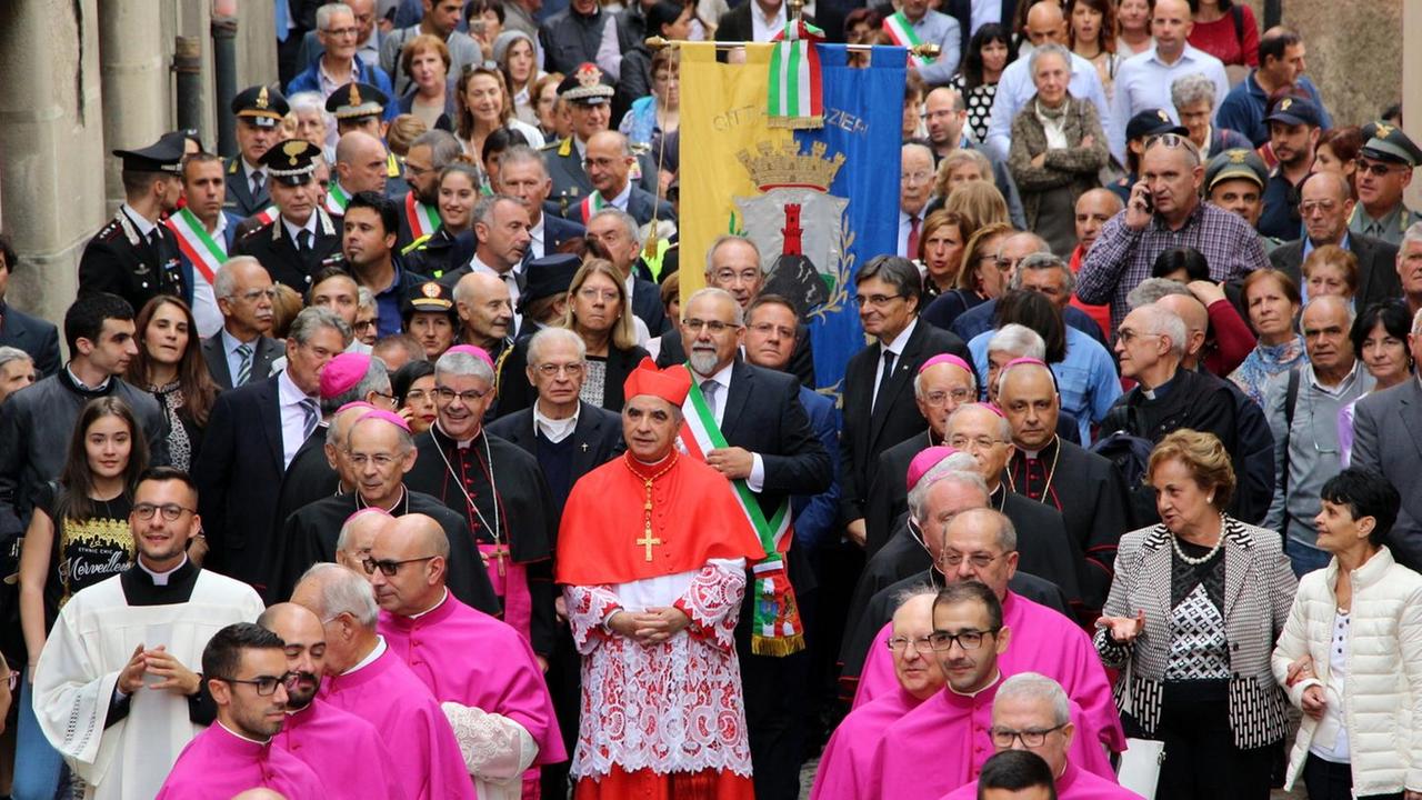Il vescovo di Ozieri: «Bullismo mediatico contro noi e Becciu» 