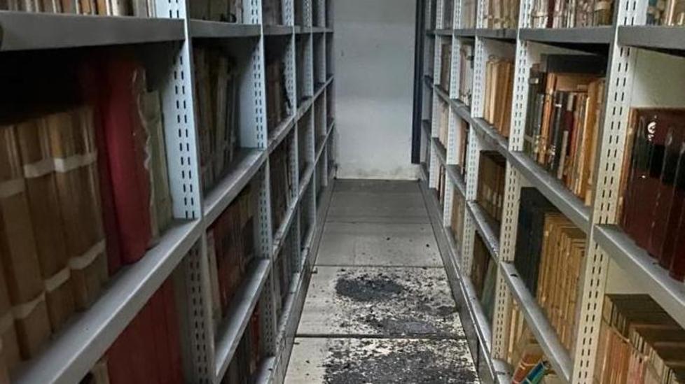 Modena,l'incendio al S. Anna Migliaia di libri e riviste d’epoca anneriti dal fumo dell’incendio 
