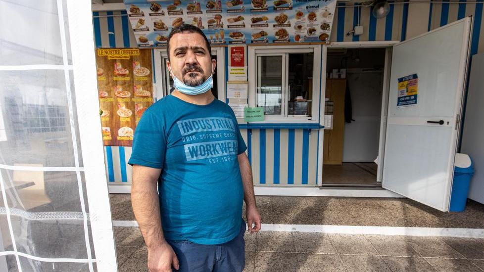 «Dammi tutti i soldi». Reagisce al rapinatore che impaurito scappa