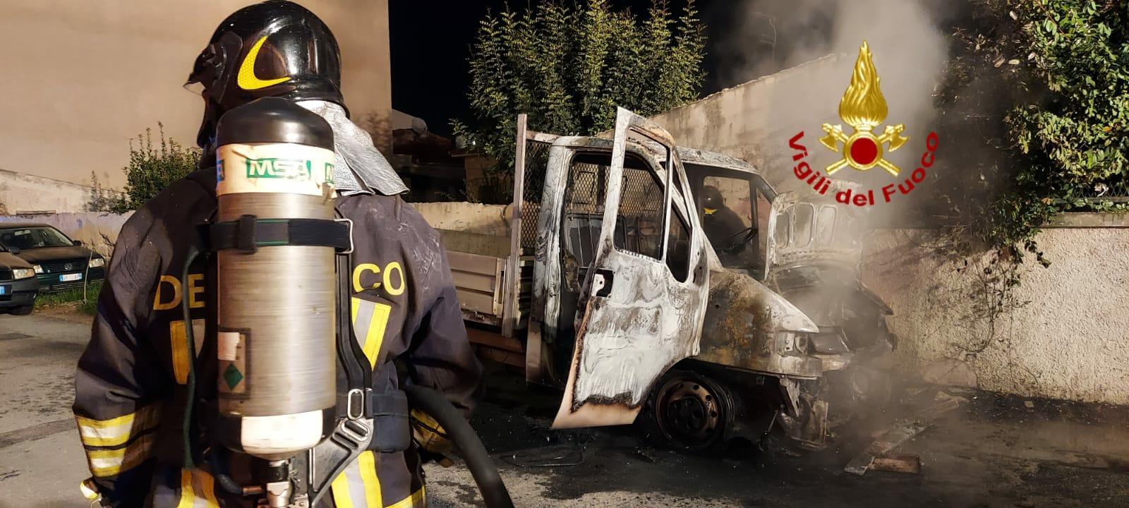 Incendio di un camioncino a Olbia: intervento dei vigili del fuoco 