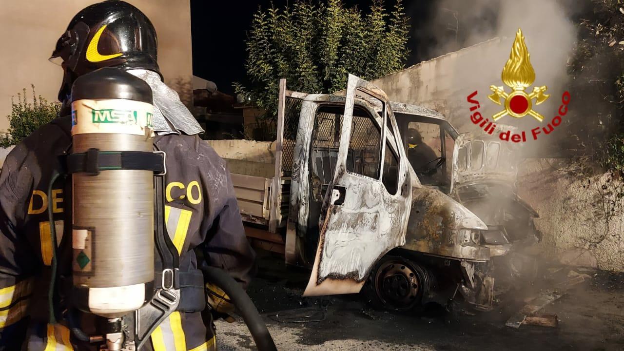 Incendio di un camioncino a Olbia: intervento dei vigili del fuoco 