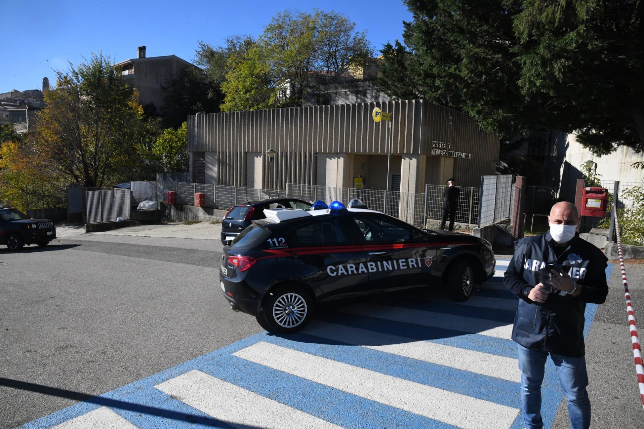 L'ufficio postale assaltato dai malviventi a Fonni (foto massimo locci)