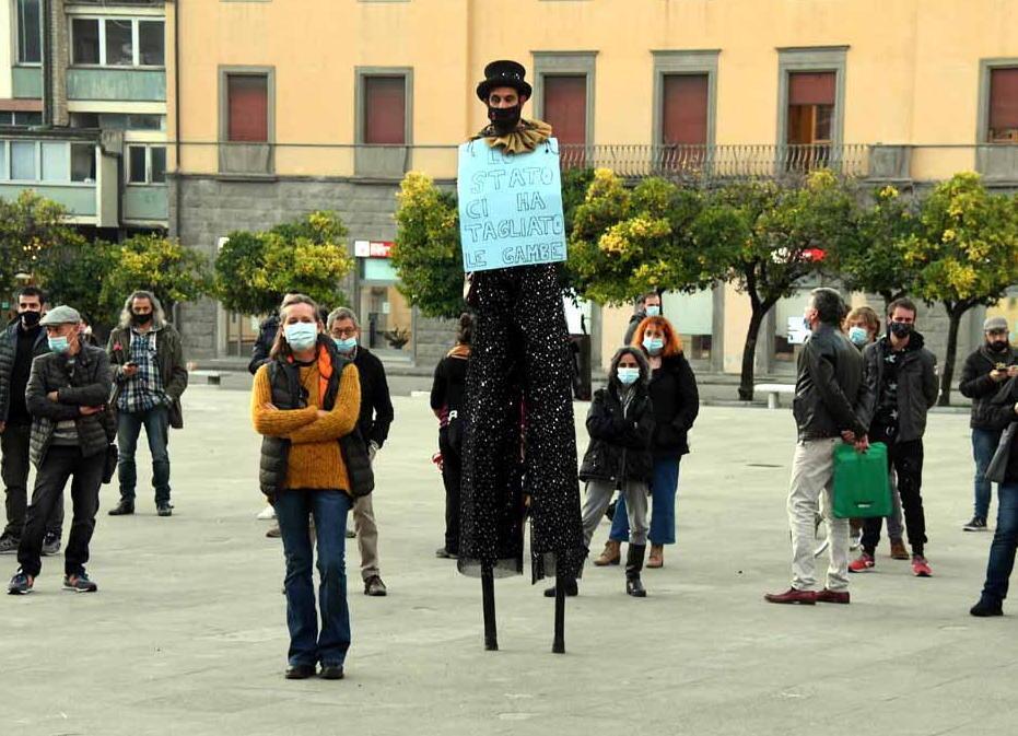 Ristoratori, istruttori, bar e anche gli artisti in piazza 
