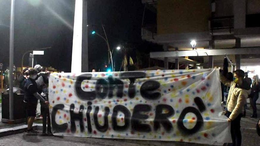 In 150 in piazza a Marina, la protesta e l’appello: «Vogliamo lavorare»