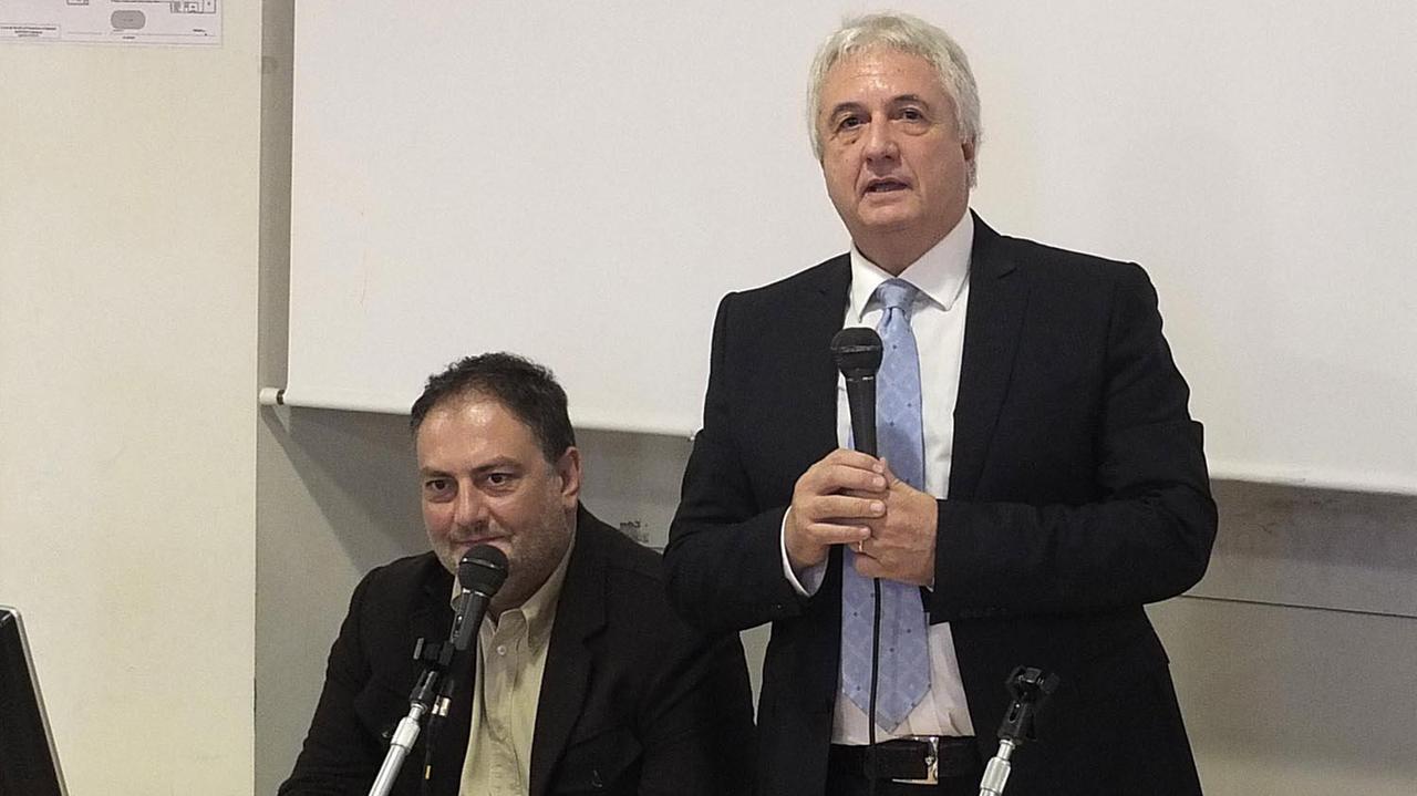 In piedi il professor Luigi Sebastiani