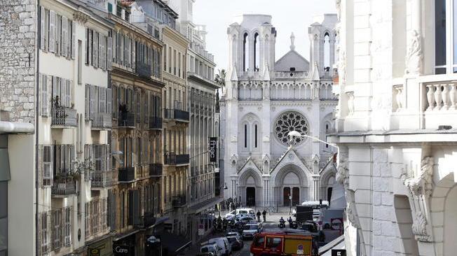Nizza: fermato un terzo uomo per l'attacco alla basilica