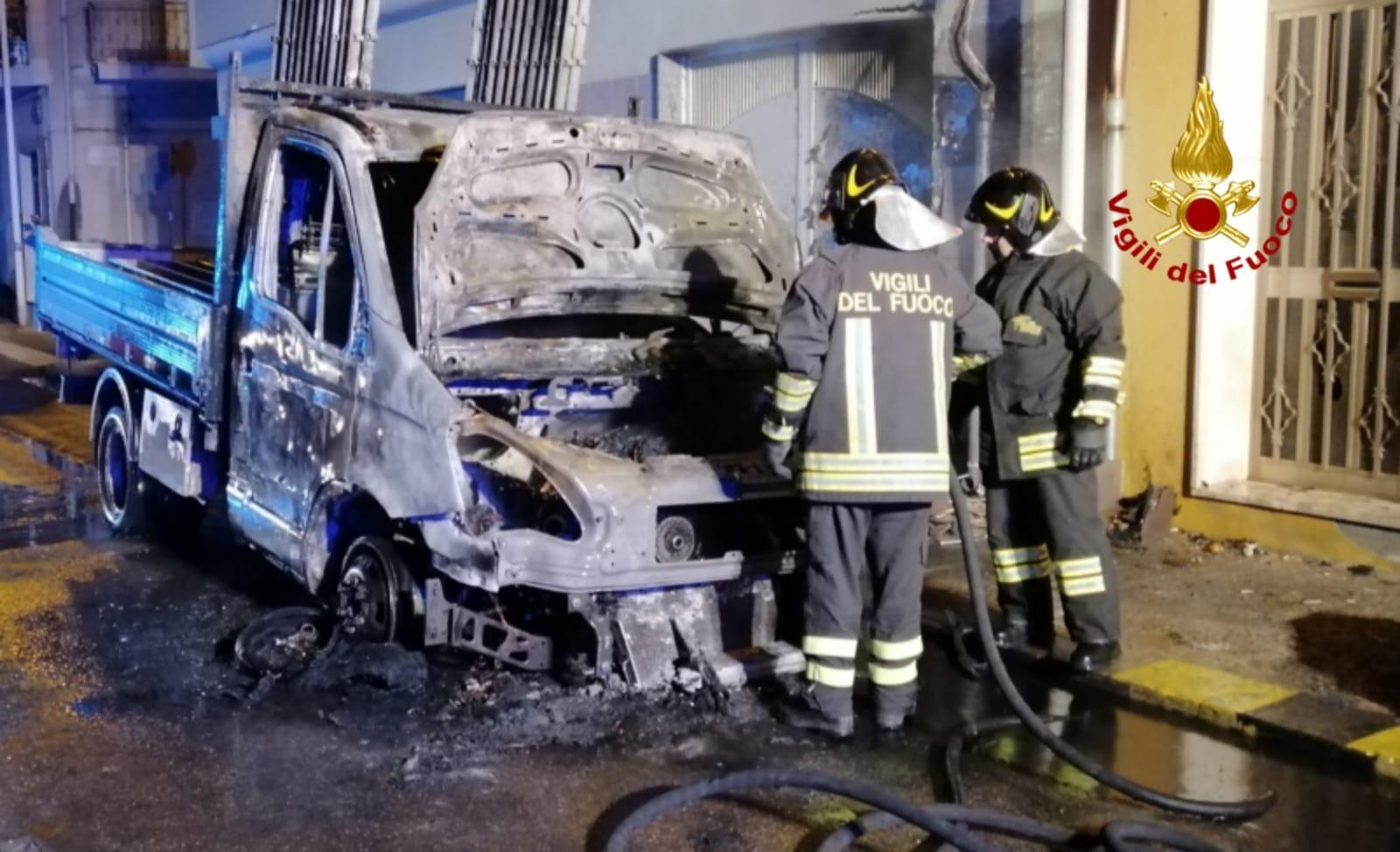 Fiamme nella notte a Quartu: a fuoco un  Fiat Daily