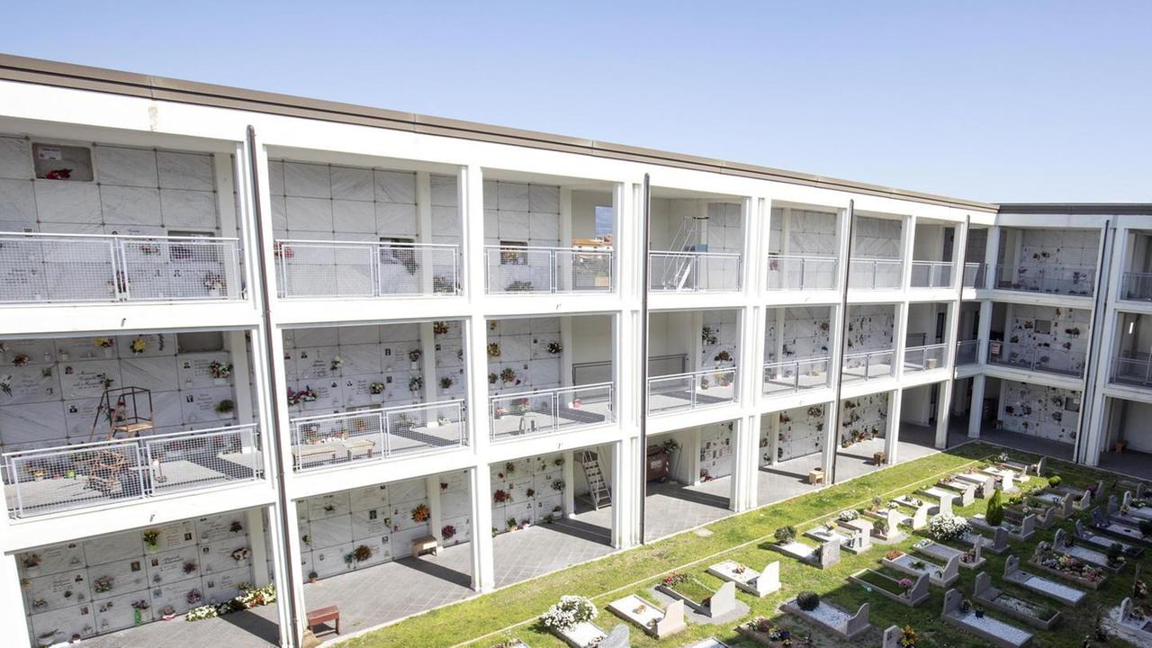 Visite ai cimiteri con le mascherine e niente messe