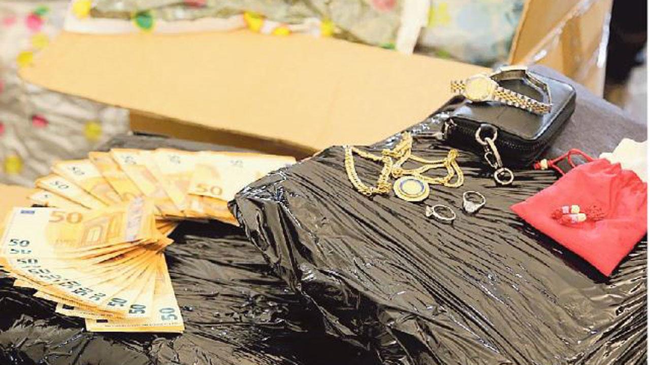 Zia e nipote arrestati mentre tentano di spedire all’estero 77 chili di marijuana