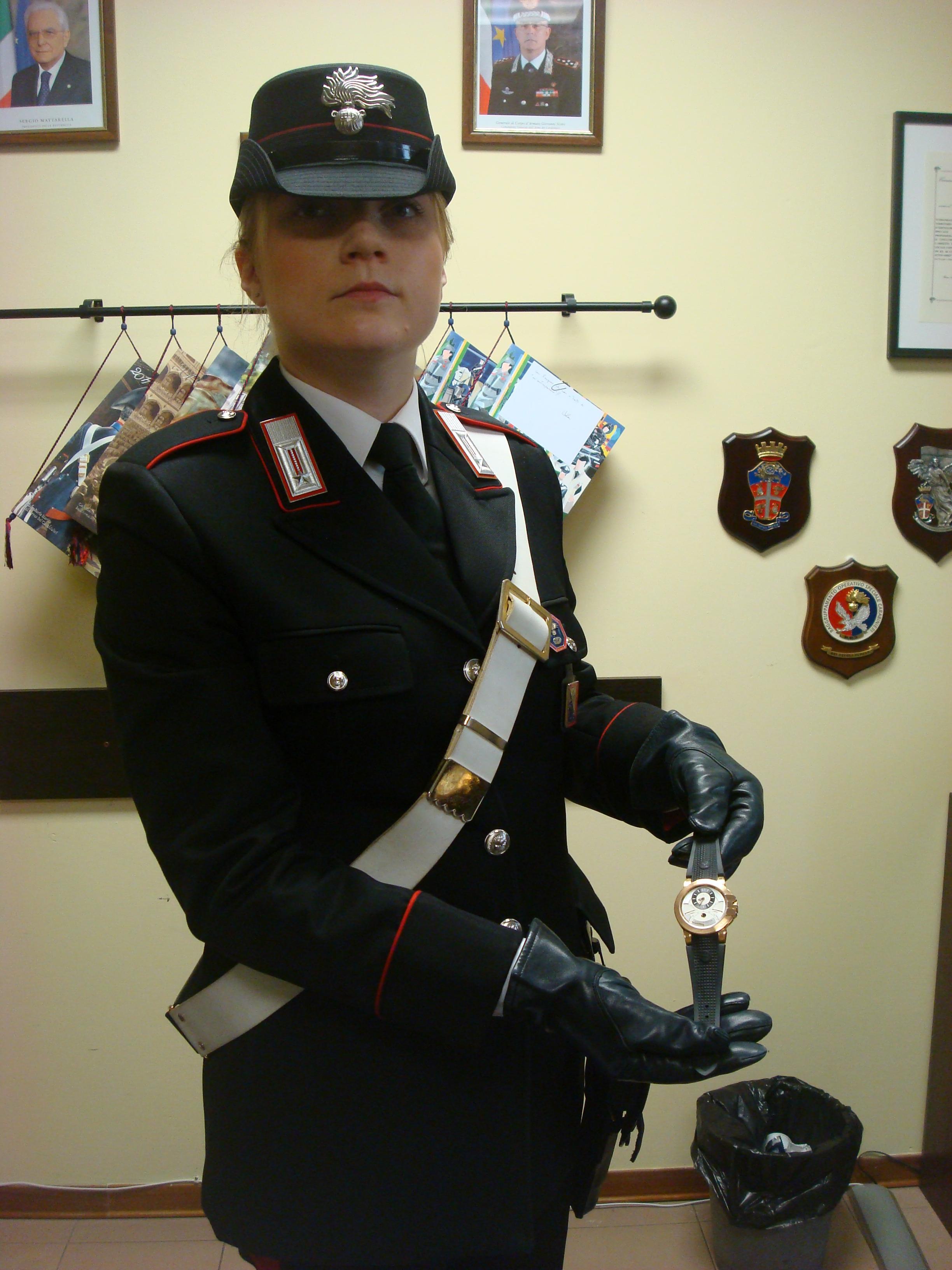 Una carabinieri mostra un Rolex (foto d'archivio)