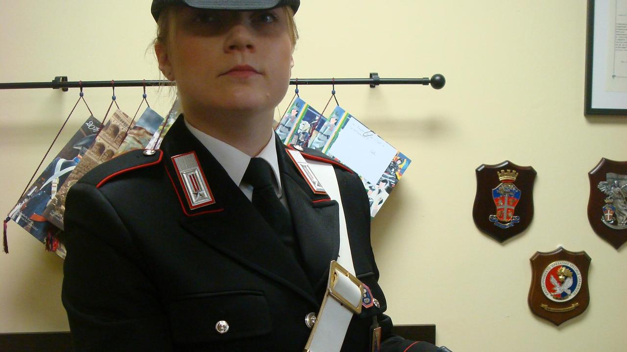 Una carabinieri mostra un Rolex (foto d'archivio)