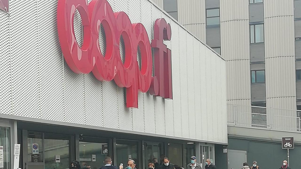 La coda dei clienti questa mattina al supermercato Coop di via Valentini