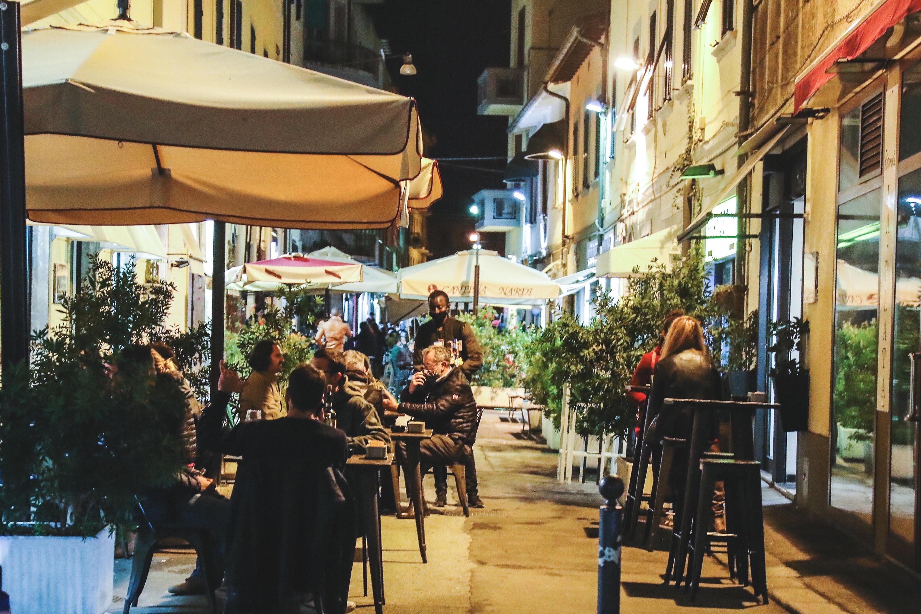 Via Cambini al pomeriggio, in epoca Covid: mascherina e tavoli distanziati (Foto di Dario Marzi)