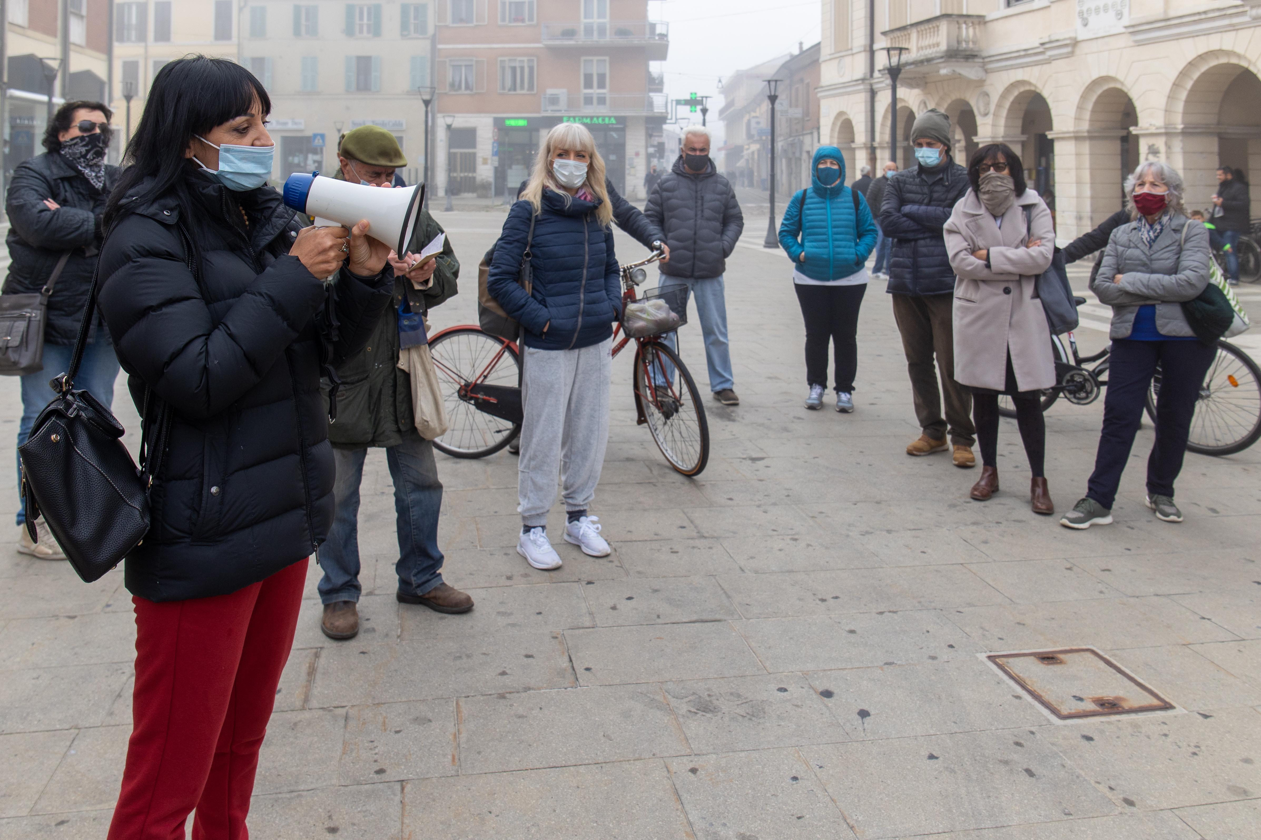 Proteste contro il Dpcm Conte: a Portomaggiore un mezzo flop, il flashmob di FdI infiamma Comacchio
