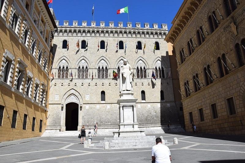 Mps, fonti bancarie: lo Stato offre 2 miliardi per la fusione con Unicredit: 6mila esuberi. Ma il Mef smentisce