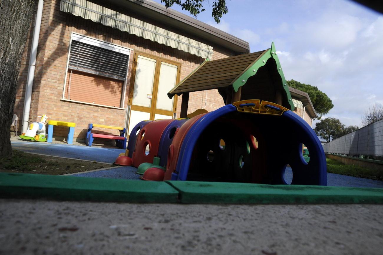 Giochi nel cortile di un asilo