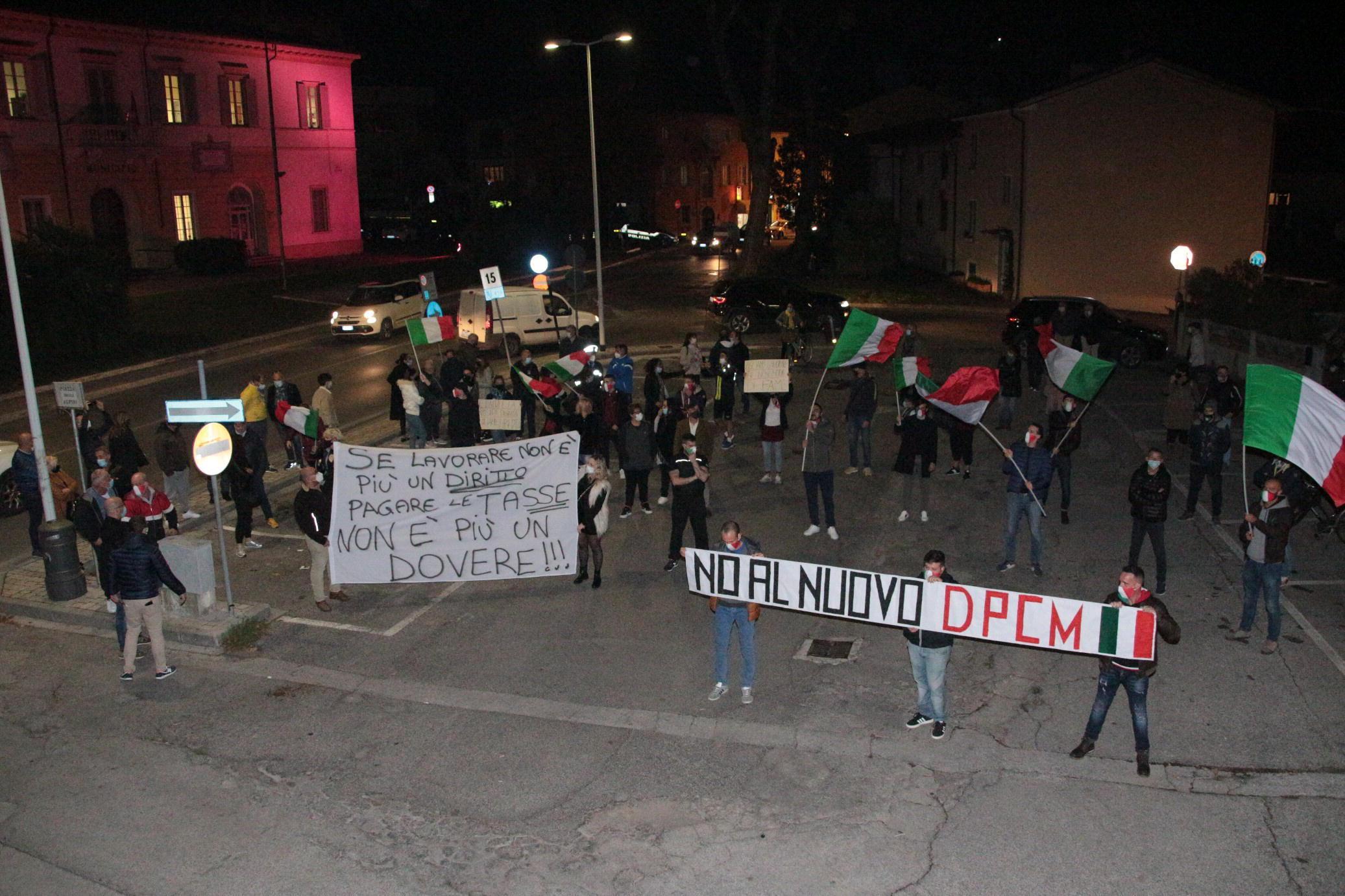 Gli esercenti in piazza a Massarosa contro le chiusure