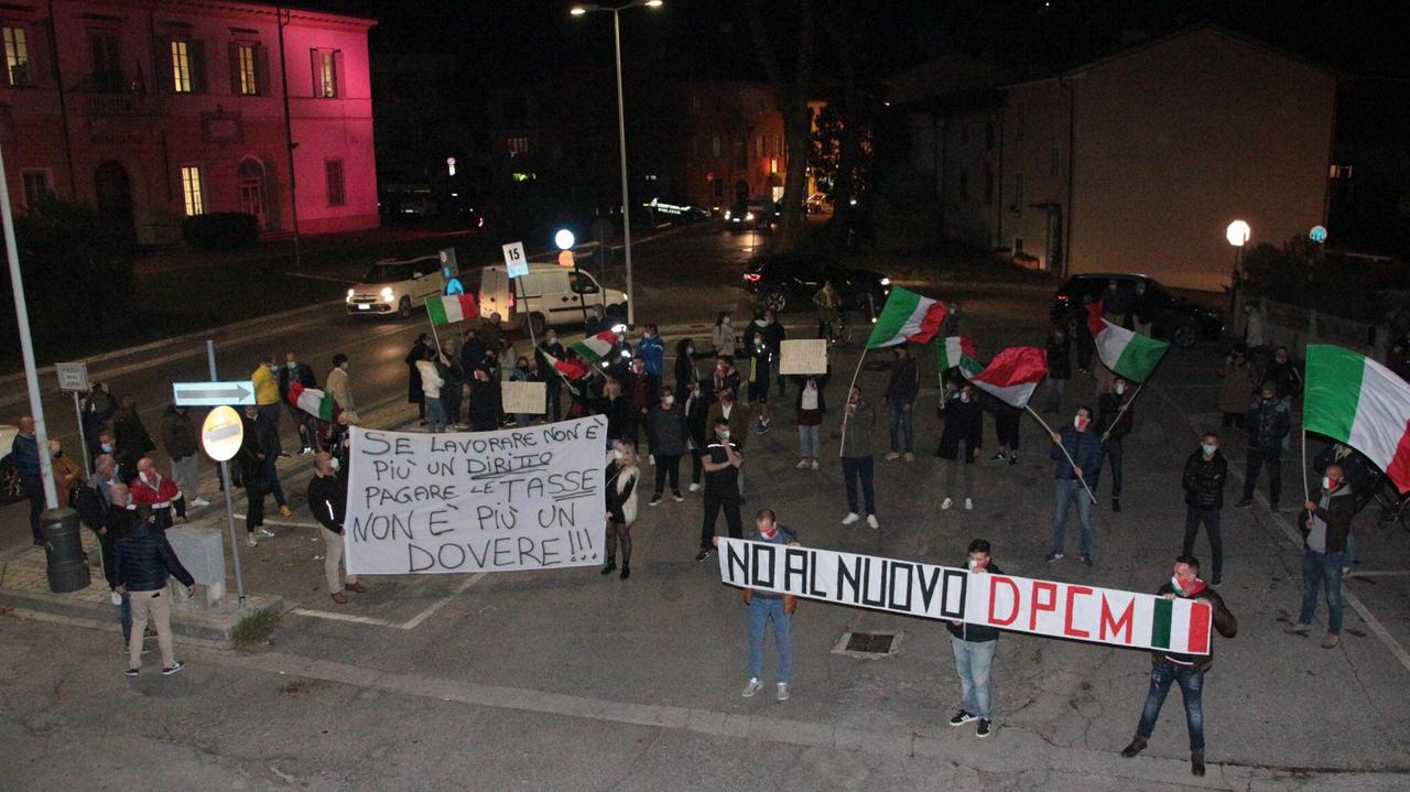 Gli esercenti in piazza a Massarosa contro le chiusure