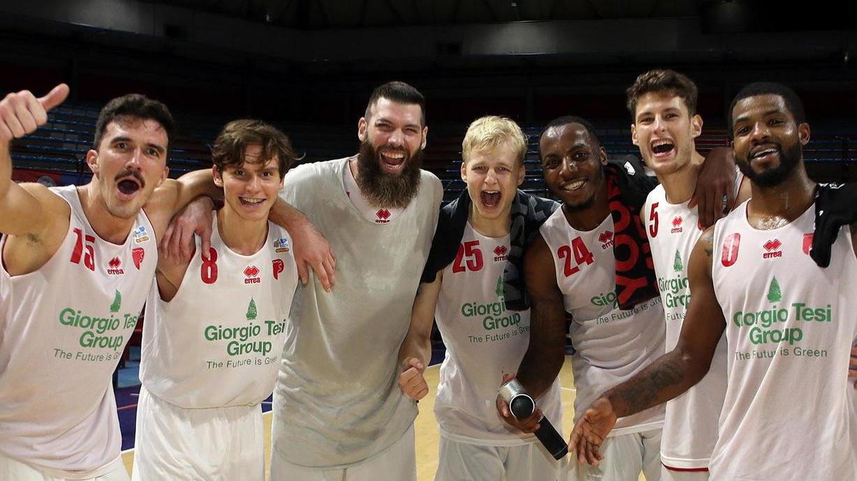 L'esultanza dei biancorossi della Gtg Pistoia Basket dopo la vittoria (Foto Nucci)