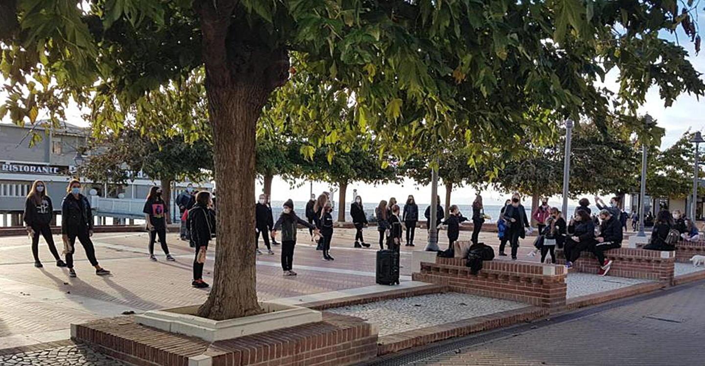 Follonica, proteste a passo di danza