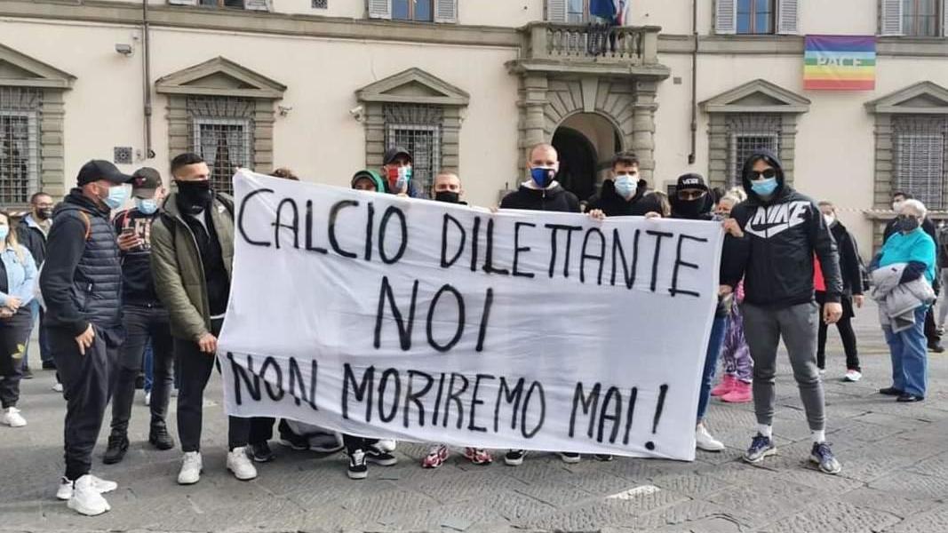 Prime squadre e giovanili, dopo il nuovo stop i calciatori manifestano a Firenze