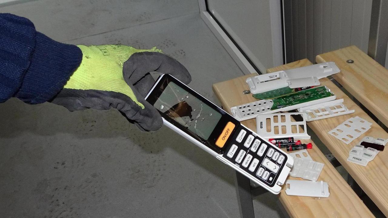Raid vandalico al “Pallone” del pattinaggio copertura squarciata e danni all’interno