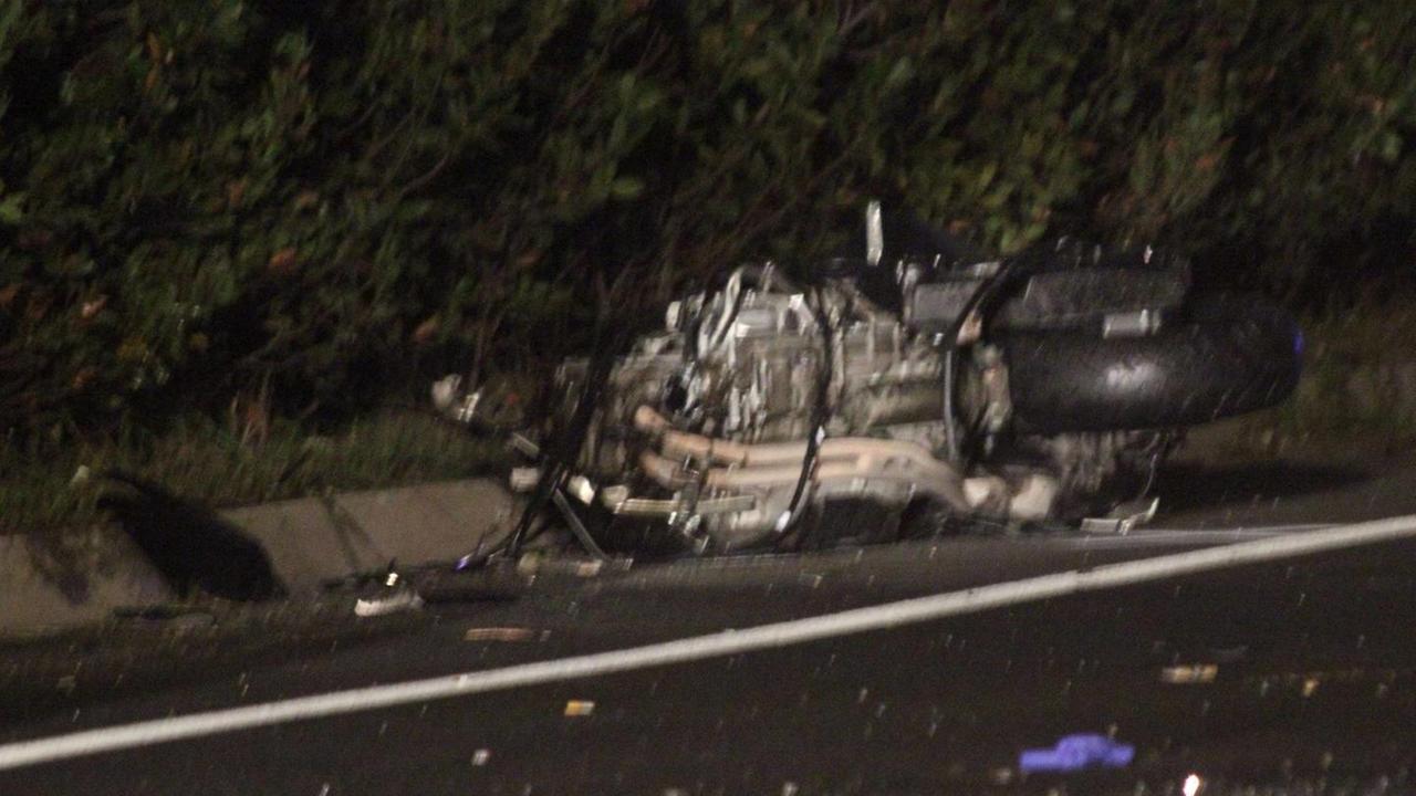 Muore motociclista schiantandosi contro un’auto