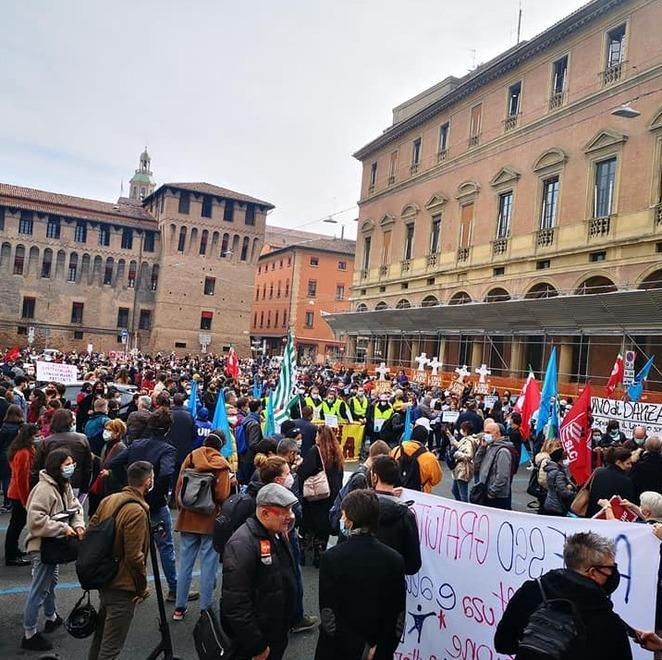 I lavoratori dello spettacolo: «Più tutele»