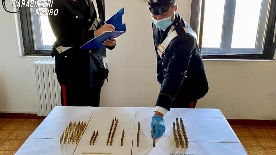 I carabinieri ritrovano due pistole e 130 proiettili in un nuraghe