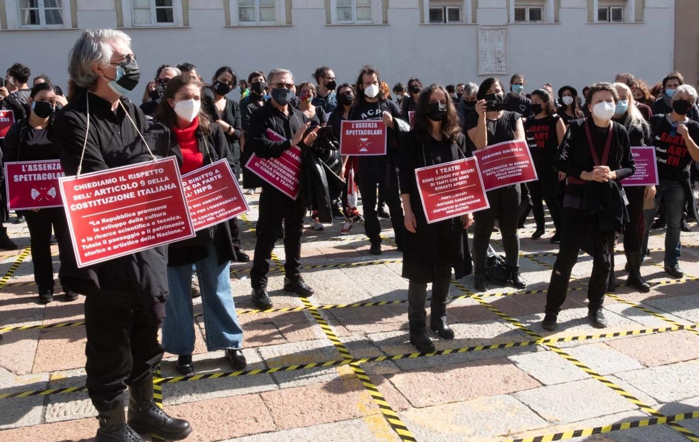 La disperazione di artisti e tecnici: stop elemosine 