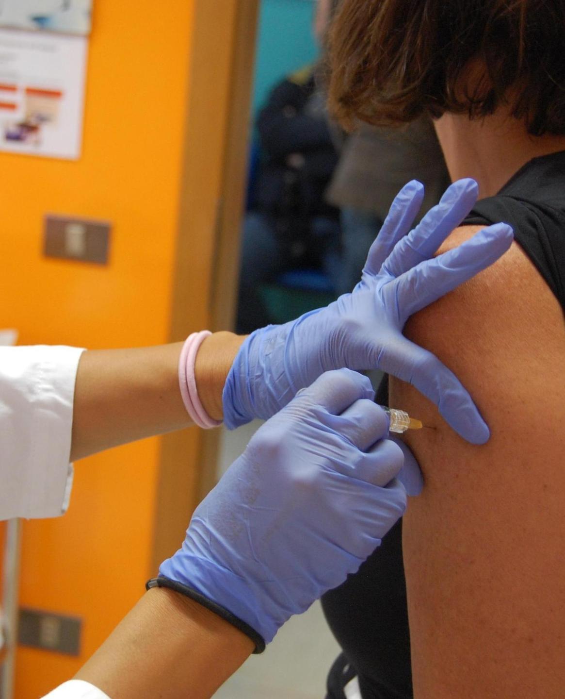 Sassari, campagna vaccini flop: le dosi bastano per 2 giorni 