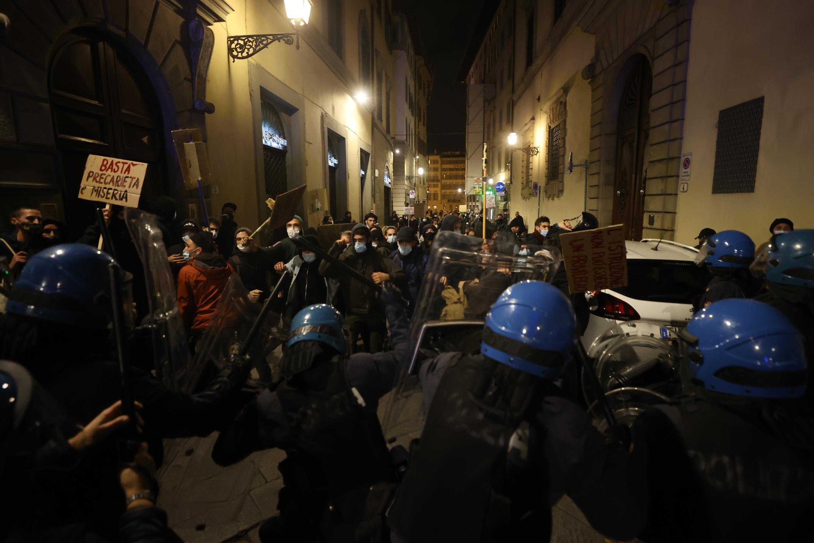 Quattro arresti e 24 denunciati per la notte violenta di Firenze