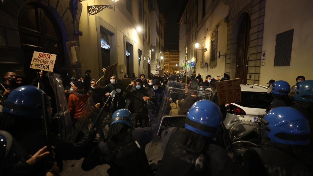 Quattro arresti e 24 denunciati per la notte violenta di Firenze