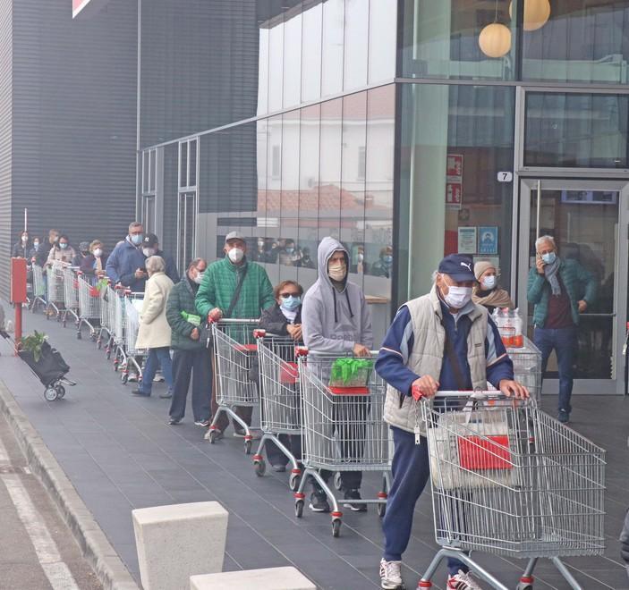 Ferrara, code davanti al supermercato: torna la paura del lockdown 