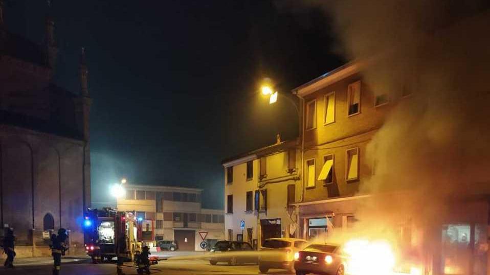Bondeno, torna la paura incendi: un’auto va a fuoco di notte in pieno centro