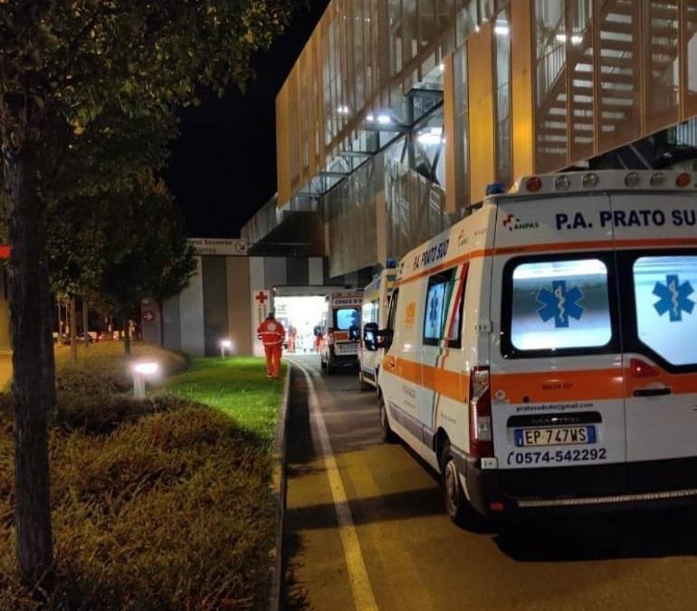 La fila di ambulanze al pronto soccorso dell'ospedale Santo Stefano