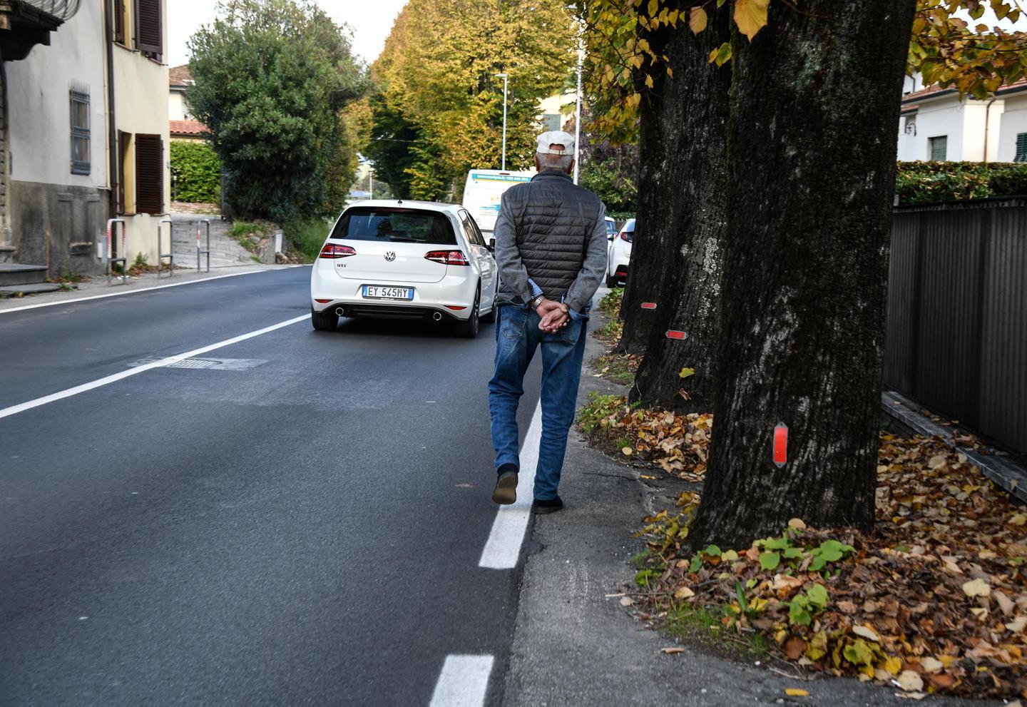 La denuncia dei residenti: «Via per Camaiore, una roulette russa per noi pedoni» 